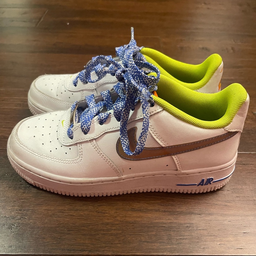 KIDS NIKE AIR FORCES
SIZE- BOYS 3.5